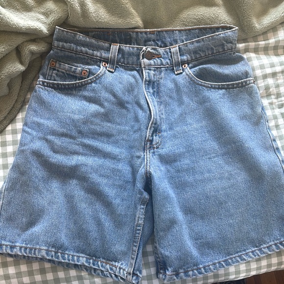 Levi’s 27 High-Waisted Jean Shorts - Picture 1 of 8